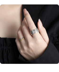 Detailopname van getextureerde S925 zilveren gehamerde ringen gedragen door een model