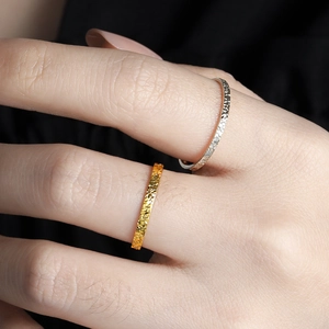 Minimalistische S925 sterling zilveren ringen met gehamerde textuur in goud en zilver