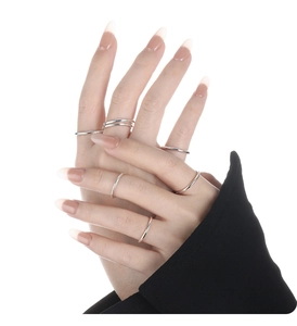 Anelli minimalisti in argento S990 che mostrano l'effetto a strati sulla mano del modello