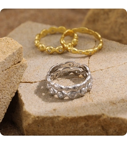 Detailansicht der S925 Sterling Silber Perlenringe mit funkelnden Steinen auf Naturstein