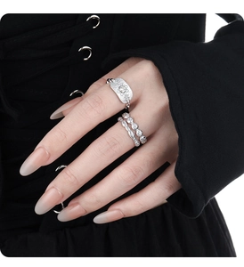 Detailansicht des silbernen Sonnen-Relief-Rings mit Zirkonia-Steinen im Set