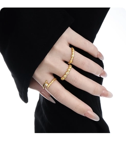 Detailansicht von drei Goldringen mit funkelnden Diamanten an einer Hand