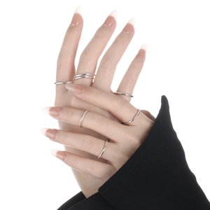 Set di anelli impilabili minimalisti in argento sterling S990 per donna su bianco