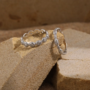 S925 Sterling Silber Ring-Set mit gestreiftem Design und Diamanten auf rustikalem Stein