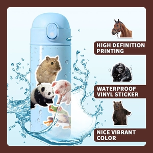 Détail d'autocollants d'animaux sur gourde bleue avec impression vinyle haute définition