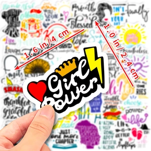 Primo piano dell'adesivo impermeabile Girl Power da 4cm che mostra dimensioni e qualità