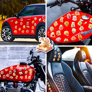 Dettaglio di adesivi con fiori e libri su sedili auto e serbatoi di moto per decorazione