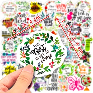 Gros plan d'un autocollant inspirant de 4cm avec couronne de fleurs sur fond blanc