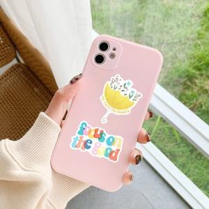 Gros plan d'une coque de téléphone rose avec motif parapluie fleuri et texte d'inspiration