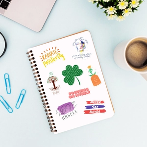 Gros plan d'autocollants colorés et inspirants sur un carnet blanc pour le scrapbooking
