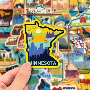 Dettaglio dell'adesivo Minnesota da 4,3x4,9 cm con design di foresta al tramonto