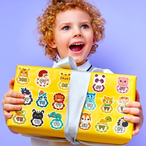 Primer plano de pegatinas educativas de animales y números en caja de regalo