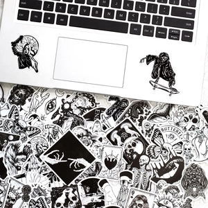 Adesivi horror gotici bianchi e neri applicati su laptop con dettagli in PVC impermeabile