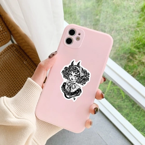 Custodia per telefono in silicone rosa con illustrazione gotica in bianco e nero