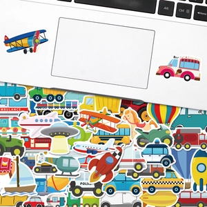 Wasserdichte Cartoon-Fahrzeugaufkleber auf einem weißen Laptop mit bunten Transportmotiven