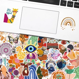 Detailopname van BOHO-vinylstickers op laptop met dieren- en bloemenkunstmotieven