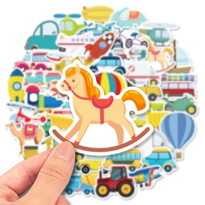 Nahaufnahme eines Schaukelpferd-Aufklebers in der Hand aus einem bunten Sticker-Set