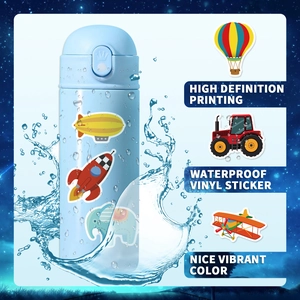 Wasserdichte Vinyl-Aufkleber für Kinder mit Bagger- und Tiermotiven auf einer blauen Flasche