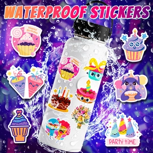 Wasserdichte Geburtstag-Sticker auf weißer Trinkflasche mit dynamischen Spritzern