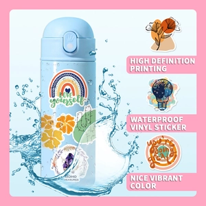 Waterdichte vinyl BOHO-stickers op een blauwe waterfles met diverse bloemmotieven