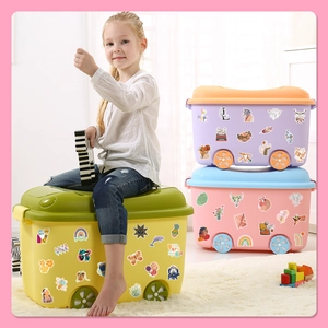 Kinderopbergdoos op wielen met kleurrijke stickers bereden door een meisje