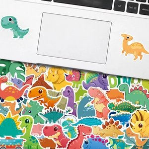 Macro-opname van waterdichte cartoon dinosaurus stickers op een laptop toetsenbord en hoes