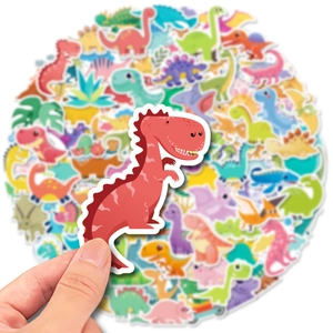 Close-up van een hand die een kleurrijke waterdichte dinosaurussticker vasthoudt