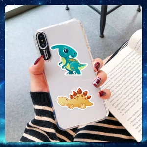 Transparant telefoonhoesje met schattige dinosaurusprints in een lifestyle-instelling