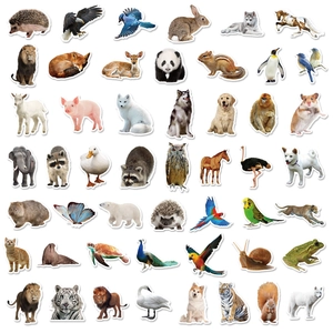 Makro-Anzeige realistischer Tieraufkleber mit Löwen und Pandas und gestanzten Kanten