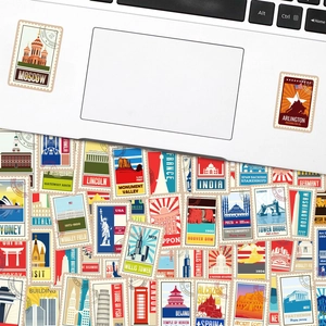 Dettaglio di adesivi di monumenti mondiali stile francobollo vintage su un laptop