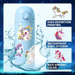 Wasserdichte Einhorn-Sticker aus Vinyl auf einer blauen Trinkflasche mit Spritzwassereffekt