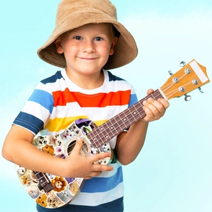 Bambino che suona l'ukulele con gatto carino su uno sfondo blu pulito