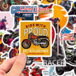 Détail d'un autocollant de moto montrant les dimensions 4,5cm x 5,0cm sur fond orange
