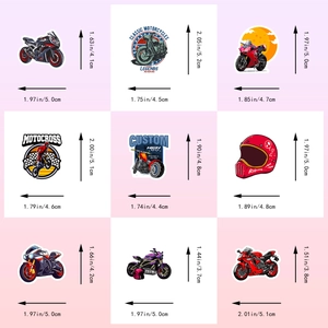 Vue détaillée de neuf autocollants étanches pour club moto avec dimensions