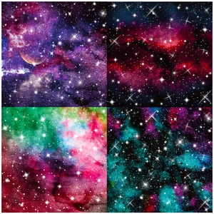 Vue macro de quatre motifs de papier de scrapbooking galaxie rose avec poussière d'étoiles