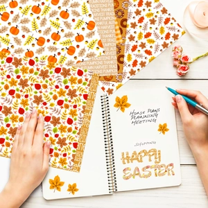 Papier de scrapbooking d'automne avec motifs citrouilles et érables sur bois blanc