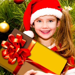 Dettaglio di un bambino che tiene una scatola regalo marrone e oro con fiocco in seta rossa