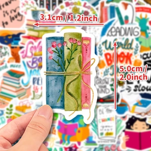 Nahaufnahme eines Blumen-Bücherstapel-Stickers, 5 cm hoch, für Laptop-Dekoration