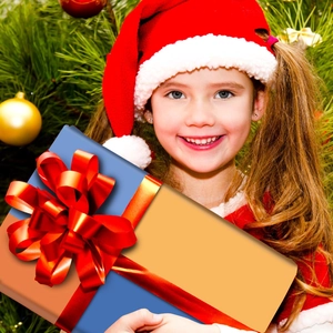 Primo piano di una confezione regalo blu e arancione con fiocco rosso a tema Natale