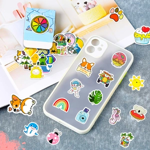 Détail d'autocollants décoratifs en PVC aux motifs de dessins animés sur un téléphone