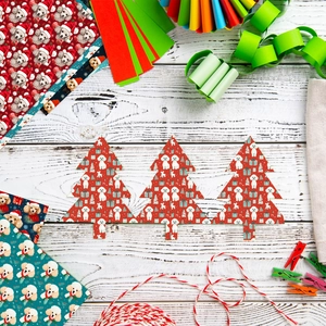 Vue détaillée de papier scrapbooking de Noël avec motifs de chiens et matériel de bricolage