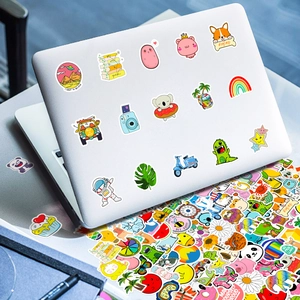 Détail montrant divers autocollants de dessins animés sur la surface d'un ordinateur