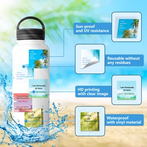 Wasserdichte Vinyl-Aufkleber mit Motivationssprüchen auf einer weißen Edelstahl-Trinkflasche