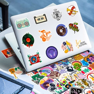 Adesivi dettagliati con dischi vintage e strumenti musicali su un computer portatile