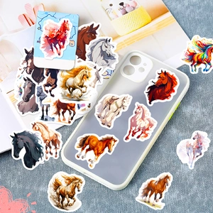 Gros plan d'autocollants décoratifs de chevaux sur une coque de téléphone aux motifs variés