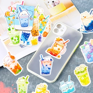 Detail van waterdichte cartoon bubble tea stickers op een transparant telefoonhoesje