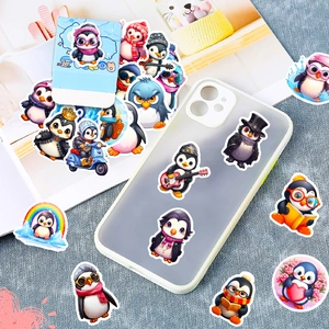Dettaglio di simpatici adesivi a pinguino su custodia con confezione creativa