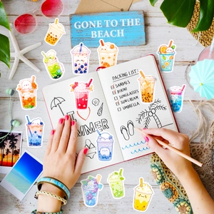 Detail van schattige bubble tea en zomerdrank stickers met beren op een houten tafel
