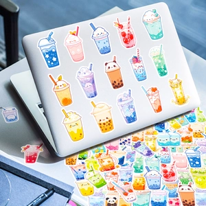 Schattige cartoon bubble tea stickers versierd op het deksel van een zilveren laptop