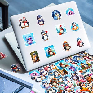 Simpatici adesivi di pinguini su un laptop che mostrano decorazioni creative fai-da-te